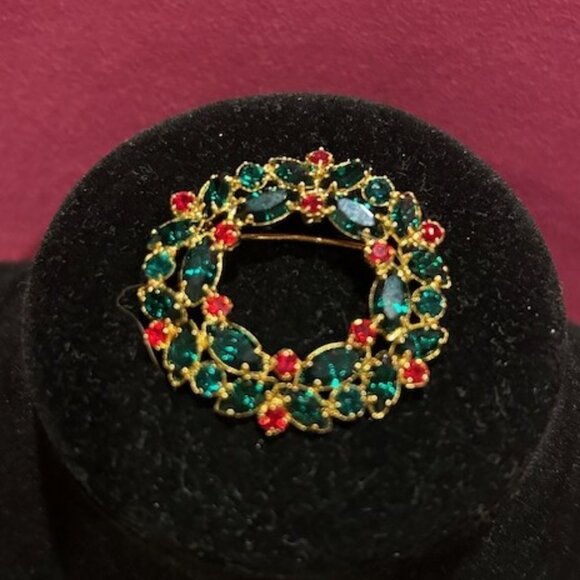 HOLIDAY🎄🎄OTC Green Red Rhinestone Wreath BROOCH - Picture 3 of 7